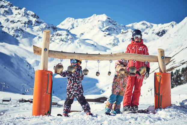 Spielend Skifahren lernen